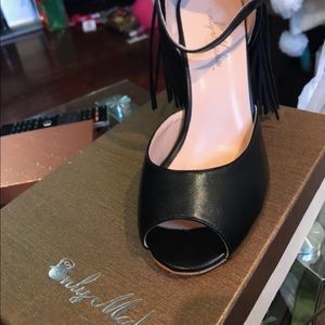 Only maker shoes size 8 fits like 7.5